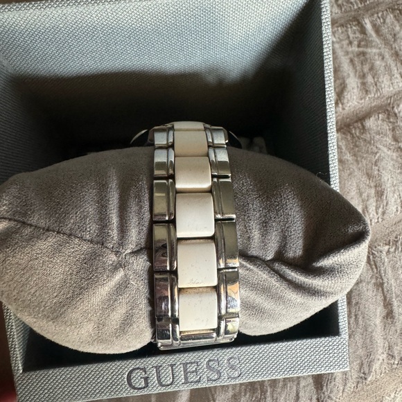 Used GUESS women’s watch - Picture 3 of 8